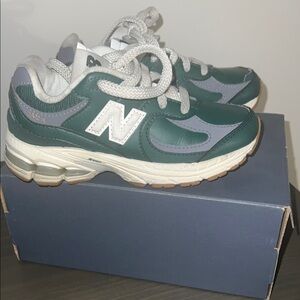 New Balance Green and Gray Sneakers with Retro-Inspired Design